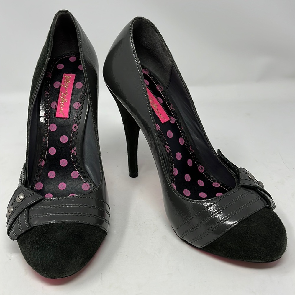 BETSEY JOHNSON Vero Cuoio Gray Suede and Patent with Pink bottom heels size 7M